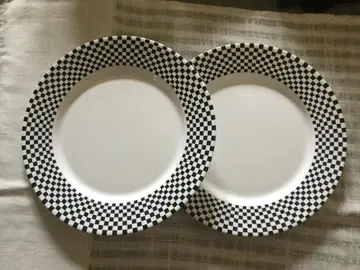 2 Assiettes noires er blanches