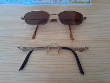 Deux paires de lunettes