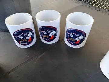 9 mugs don 2 mugs anse