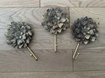 Crochets fleurs dorées