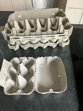 9 boîtes d’œufs vides