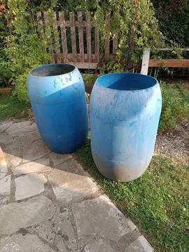 Fût plastique bleu