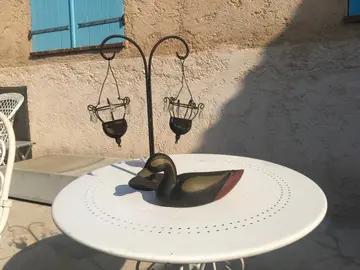 lot composé d’un chandelier et d’un canard en bois