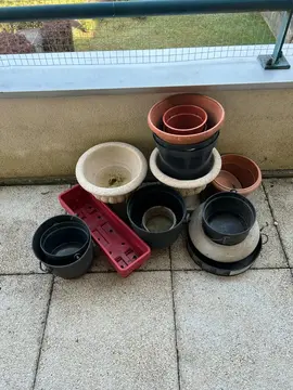 lot de pots de fleurs et autres à prendre en totalité
