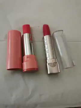 2 rouge à lèvres.