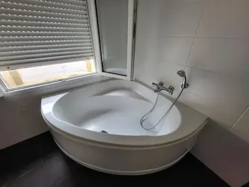 Donne baignoire d'angle