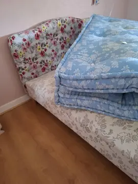 lit tapissier avec matelas de laine de grande qualité et tête et pied de lit