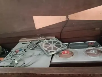 meuble rustique avec tourne-disque
