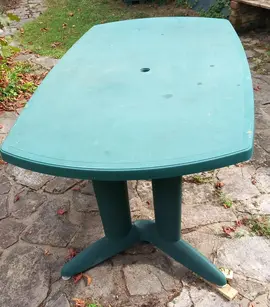 table de jardin en résine verte