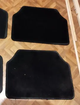 2 tapis de voiture neufs (places arrière)