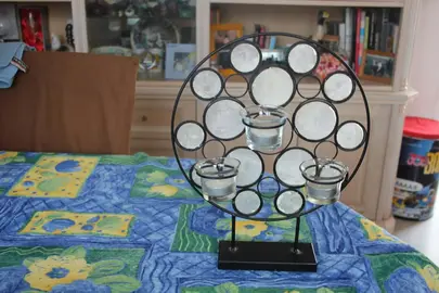 présentoir forme ronde avec 3 bougies