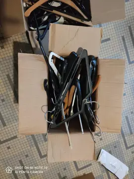 2 cartons de portes manteaux