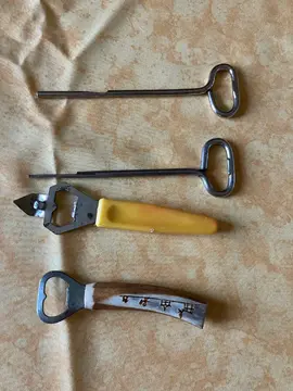 2 décapsuleurs et 2 ouvre boites