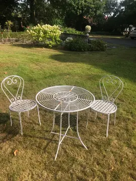 table de jardin avec deux chaises
