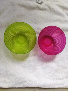 2 petits saladiers ou autre en plastique dur.