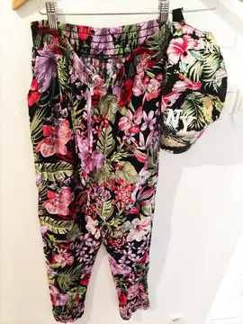pantalon fluide fleurie pour femme avec sa casquette assortie.