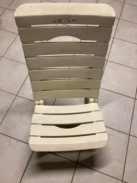 petite chaise basse en plastique