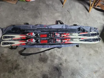 2 paires de skis