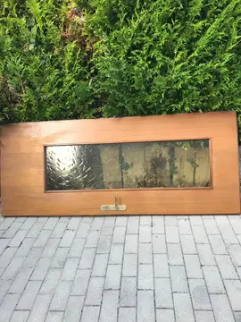 porte en bois avec vitre