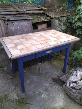 table en bois avec plateau en carrelage