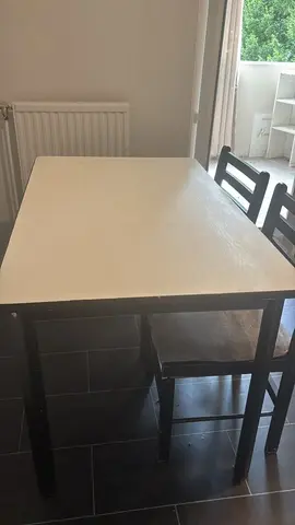 table de cuisine avec 4 chaises