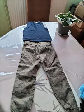 pantalon H & M kaki et débardeur bleu marine 5 ans