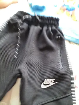 ensemble de sport Nike 5 ou 6 ans et sweat pat patrouille bleue
