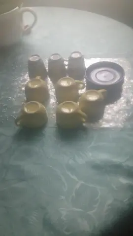 tasses à café avec soucoupes