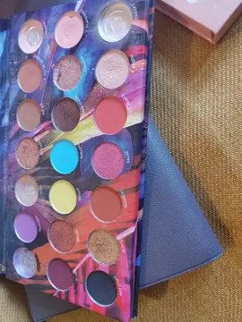 Palette maquillage femme ado entamée
