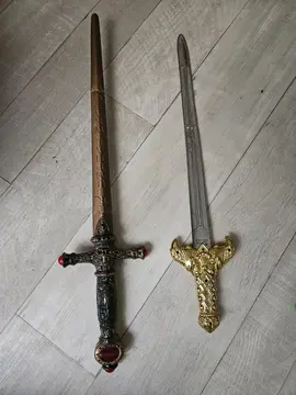 2 épées plastiques