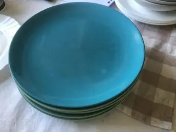 Assiettes vertes bleus et assiettes à dessert blanche
