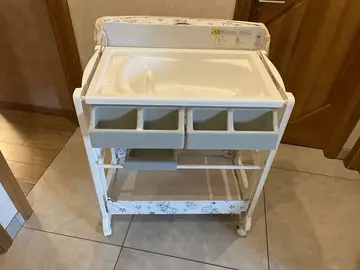 table a langer avec baignoire bebe