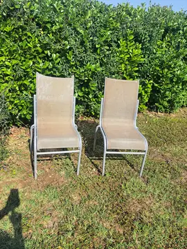 2 chaises de jardin.