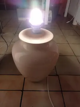 pied de lampe avec ampoule