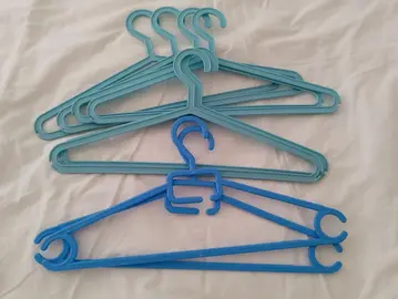 8 cintres en plastique bleus neufs