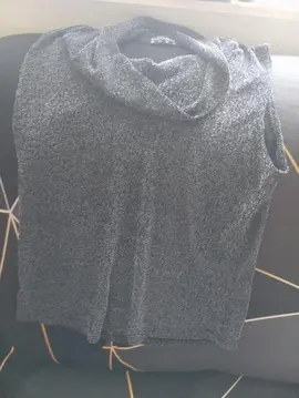 haut femme noir et bracelet brillant sans manche et col évasé