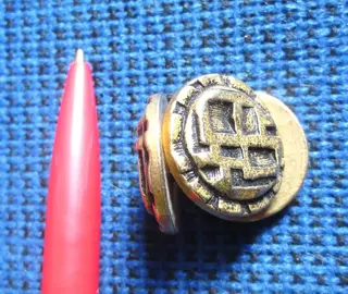 LOT TROIS BOUTONS METAL DORE