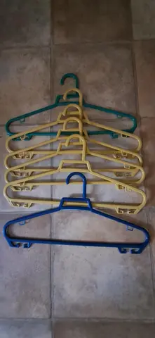 cintres en plastiques