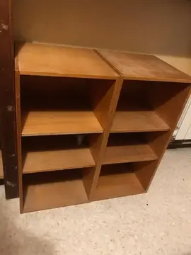 2 petits meubles ouverts à étagères