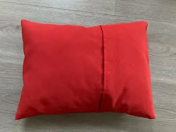 Petit coussin rouge