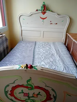 lit 🛌 complet ancien relooké, avec le sommier et le matelas à mémoire de forme très peu servi