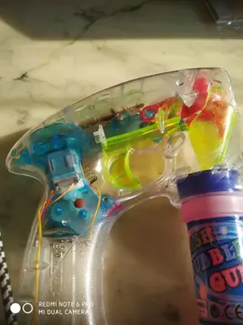 Pistolet à eau qui fonctionne à piles