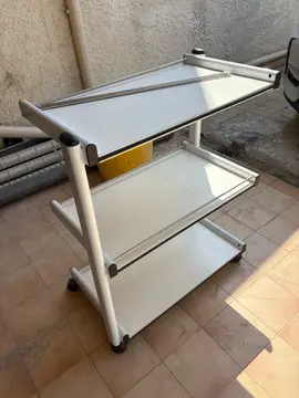 Table Esthétique sur roulettes à restaurer