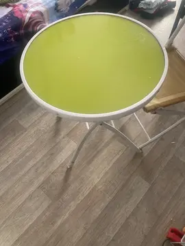 petite table, ronde avec une chaise