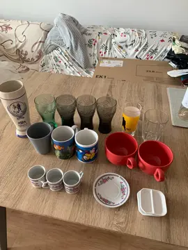 Lot des tasses et des verres