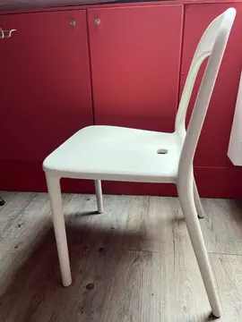donne chaise blanche