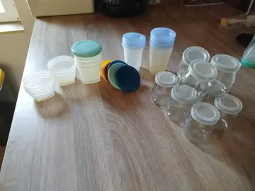 petit pot plastique et verre