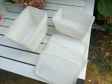 Lot de 7 boîtes en plastique avec couvercles