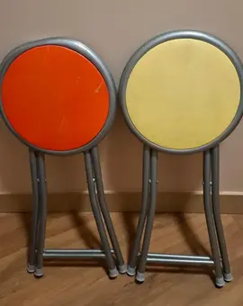 2 tabourets pliants.