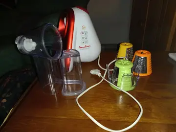 petit robot de cuisine, découpe crudités-légumes-emmental...(par exemple)